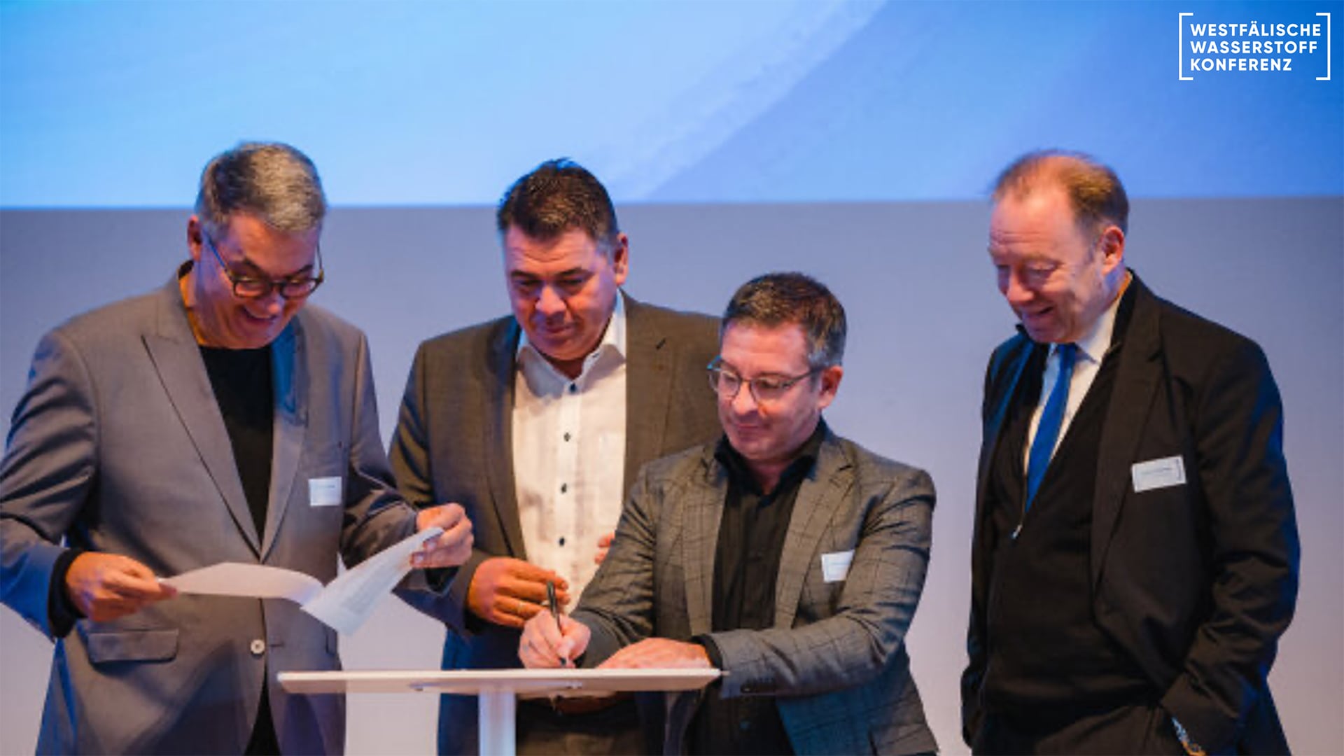 Oberbürgermeister Marc Herter unterschreibt die Kooperationsvereinbarung zum Thema Wasserstoff